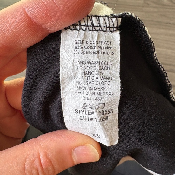 Windsor women's black and white colorblock crop tank top - Picture 2 of 4